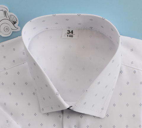 Elegancka biała koszula z krótkim rękawem i czarnym wzorkiem MIK - MODA SANOK