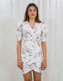 Elegancka krótka biała sukienka z jasnymi kwiatami KATNISS - MODA SANOK Elegancka krótka biała sukienka z jasnymi kwiatami KATNISS - MODA SANOK
