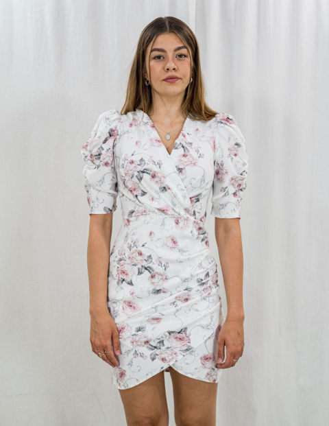 Elegancka krótka biała sukienka z jasnymi kwiatami KATNISS - MODA SANOK Elegancka krótka biała sukienka z jasnymi kwiatami KATNISS - MODA SANOK
