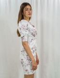 Elegancka krótka biała sukienka z jasnymi kwiatami KATNISS - MODA SANOK Elegancka krótka biała sukienka z jasnymi kwiatami KATNISS - MODA SANOK