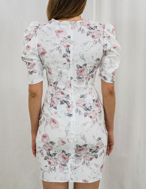 Elegancka krótka biała sukienka z jasnymi kwiatami KATNISS - MODA SANOK Elegancka krótka biała sukienka z jasnymi kwiatami KATNISS - MODA SANOK