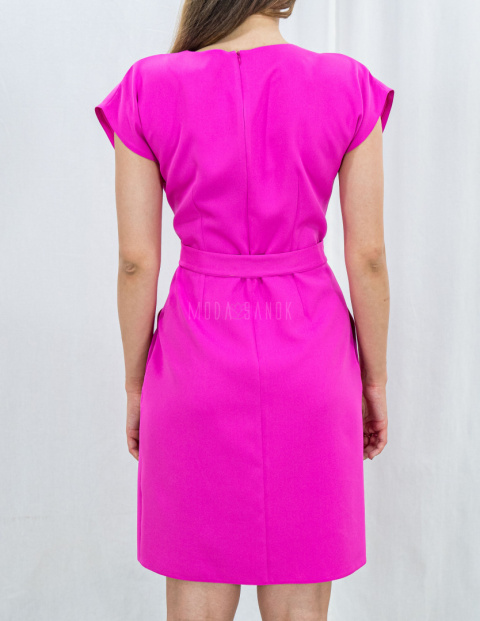 Elegancka mocno różowa sukienka z ozdobą przy dekolcie TOP STUDIO - MODA SANOK Elegancka mocno różowa sukienka z ozdobą przy dekolcie TOP STUDIO - MODA SANOK