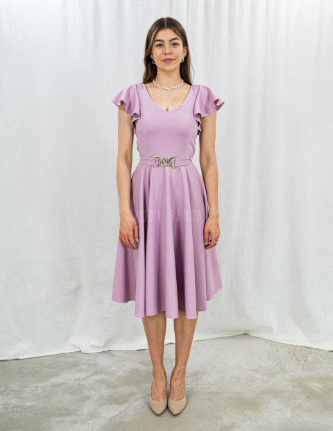 Elegancka sukienka w odcieniu fioletu z ozdobnym łańcuchem PINK LATTE - MODA SANOK