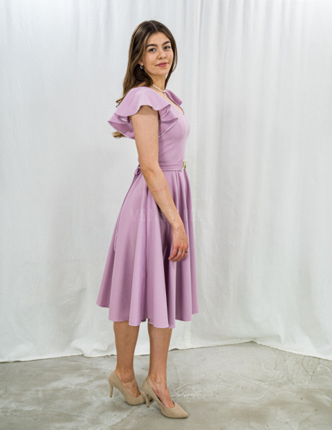 Elegancka sukienka w odcieniu fioletu z ozdobnym łańcuchem PINK LATTE - MODA SANOK