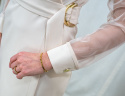 Elegnacka jasno beżowa sukienka z paskiem i tiulowymi rękawami - MODA SANOK Elegnacka jasno beżowa sukienka z paskiem i tiulowymi rękawami - MODA SANOK