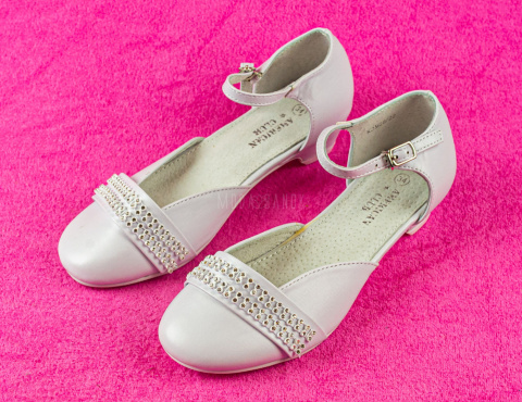 Białe buty komunijne dziewczęce ozdobione cyrkoniami na obcasie - MODA SANOK Białe buty komunijne dziewczęce ozdobione cyrkoniami na obcasie - MODA SANOK