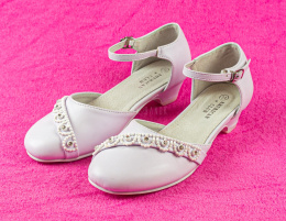 Białe buty komunijne dziewczęce z ozdobnym paskiem i cyrkonią - MODA SANOK