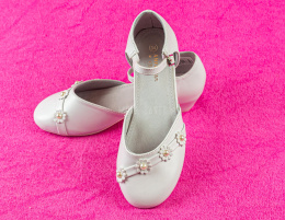 Białe buty komunijne na obcasie z kwiatuszkami i perełką MODA-SANOK