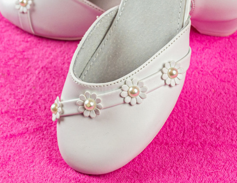 Białe buty komunijne na obcasie z kwiatuszkami i perełką MODA-SANOK Białe buty komunijne na obcasie z kwiatuszkami i perełką MODA-SANOK
