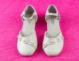 Białe buty komunijne na obcasie z kwiatuszkami i perełką MODA-SANOK