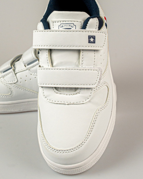Buty sportowe białe chłopięce na rzepy z przeszyciami - MODA SANOK Buty sportowe białe chłopięce na rzepy z przeszyciami - MODA SANOK