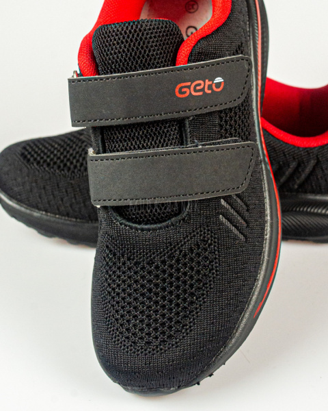 Buty sportowe chłopięce, czarne z czerwonymi akcentami, zapinane na rzepy - MODA SANOK