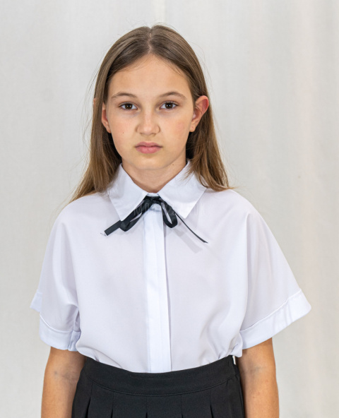 Elegancka biała dziewczęca bluzka z krótkim rękawem i kokardką przy kołnierzu - MODA SANOK Elegancka biała dziewczęca bluzka z krótkim rękawem i kokardką przy kołnierzu - MODA SANOK
