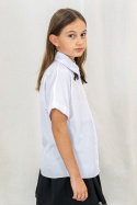 Elegancka biała dziewczęca bluzka z krótkim rękawem i kokardką przy kołnierzu - MODA SANOK Elegancka biała dziewczęca bluzka z krótkim rękawem i kokardką przy kołnierzu - MODA SANOK