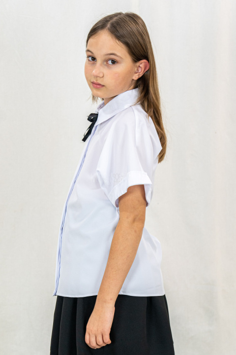 Elegancka biała dziewczęca bluzka z krótkim rękawem i kokardką przy kołnierzu - MODA SANOK Elegancka biała dziewczęca bluzka z krótkim rękawem i kokardką przy kołnierzu - MODA SANOK