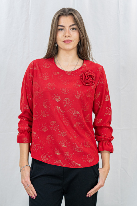 Elegancka czerwona bluzka w złote wzory z długim rękawem i różą przy dekolcie - MODA SANOK Elegancka czerwona bluzka w złote wzory z długim rękawem i różą przy dekolcie - MODA SANOK