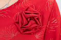 Elegancka czerwona bluzka w złote wzory z długim rękawem i różą przy dekolcie - MODA SANOK Elegancka czerwona bluzka w złote wzory z długim rękawem i różą przy dekolcie - MODA SANOK