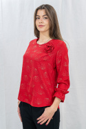 Elegancka czerwona bluzka w złote wzory z długim rękawem i różą przy dekolcie - MODA SANOK Elegancka czerwona bluzka w złote wzory z długim rękawem i różą przy dekolcie - MODA SANOK