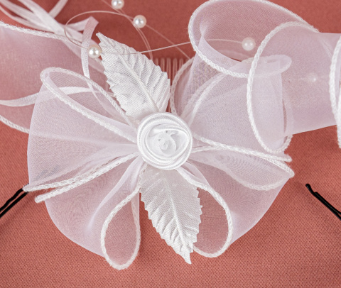 Komplet komunijny wianek-opaska plus grzebyk, biały z delikatnych kwiatuszków ozdobionych kryształkami - MODA SANOK Komplet komunijny wianek-opaska plus grzebyk, biały z delikatnych kwiatuszków ozdobionych kryształkami - MODA SANOK