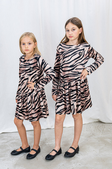 Sukienka welurowa z długim rękawem dla dziewczynki DONATA-MODA SANOK Sukienka welurowa z długim rękawem dla dziewczynki DONATA-MODA SANOK