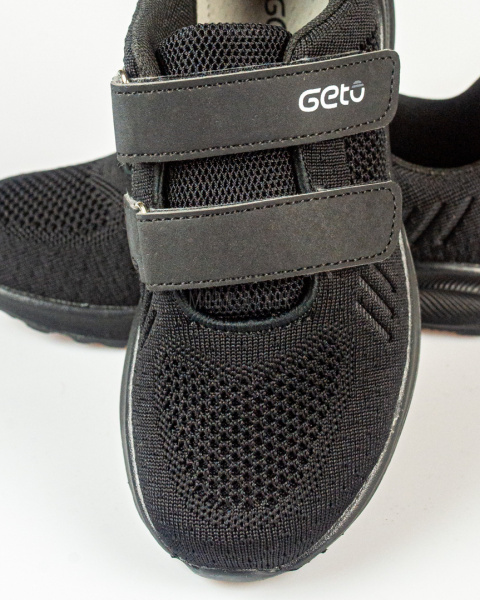 Czarne chłopięce buty sportowe, lekkie i przewiewne zapinane na dwa rzepy - MODA SANOK