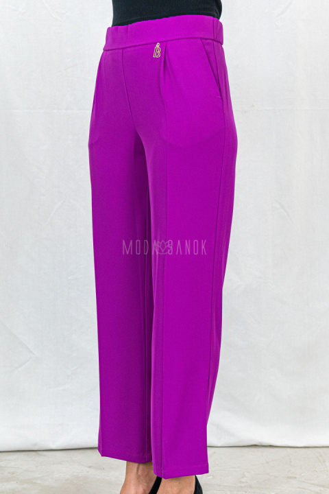 Eleganckie szerokie fuksjowe spodnie damskie z lejącego materiału w kant oraz gumką w pasie MATEO - MODA SANOK