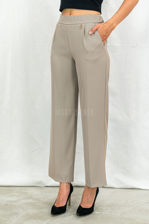 Eleganckie szerokie spodnie damskie w kolorze ciemnego beżu z lejącego materiału w kant oraz gumką w pasie MATEO - MODA SANOK