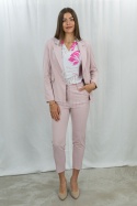 Elegancka damska marynarka w kolorze pudrowego różu zapinana na dwa guziki MTM - MODA SANOK