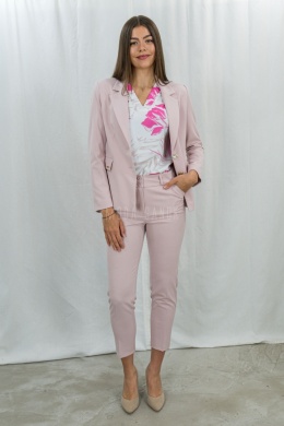 Elegancka damska marynarka w kolorze pudrowego różu zapinana na dwa guziki MTM - MODA SANOK