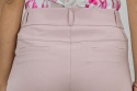 Eleganckie klasyczne zwężane spodnie damskie o długości 7/8 w kolorze pudrowego różu MTM - MODA SANOK