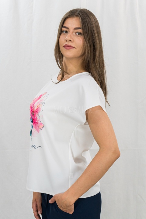 Bluzka damska w kolorze białym z błyszczącym nadrukiem, aplikacją kwiatu, krótki rękaw, okrągły dekolt TWÓJ STYL - MODA SANOK