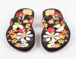 Czarne japonki dziecięce z kolorowymi kwiatami SUPER GEAR - MODA SANOK