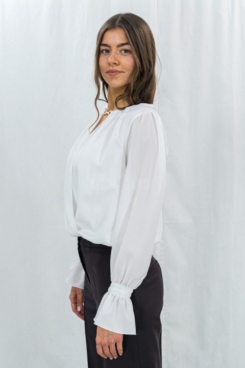 Elegancka biała bluzka z kopertowym dekoltem-Moda Sanok 