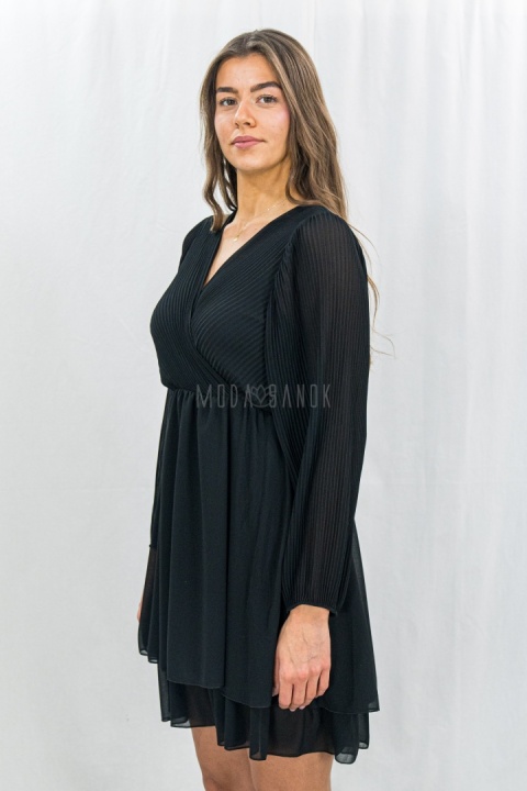 Elegancka czarna sukienka z kopertowym dekoltem i plisowanymi rękawami - Moda Sanok