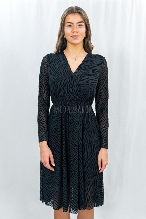 Elegancka czarna sukienka z kopertowym dekoltem i transparentnymi rękawami w czarny print -Moda Sanok