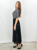Elegancka sukienka z połyskującą górą i zwiewnym dołem – idealna na wyjątkowe okazje -Moda Sanok