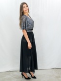 Elegancka sukienka z połyskującą górą i zwiewnym dołem – idealna na wyjątkowe okazje -Moda Sanok