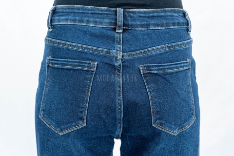 Spodnie damskie jeansowe typu MOM JEANS w kolorze ciemnego granatu - MODA SANOK