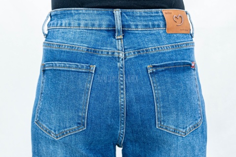Spodnie damskie mom jeans ciemnoniebieskie z wysokim stanem - MODA SANOK