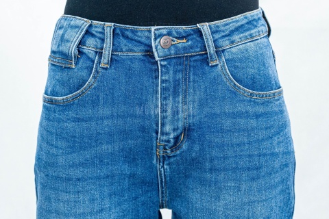 Spodnie damskie mom jeans ciemnoniebieskie z wysokim stanem - MODA SANOK