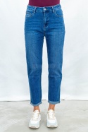 Damskie jeansowe spodnie typu MOM JEANS w kolorze ciemnego błękitu - MODA SANOK