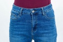 Damskie jeansowe spodnie typu MOM JEANS w kolorze ciemnego błękitu - MODA SANOK