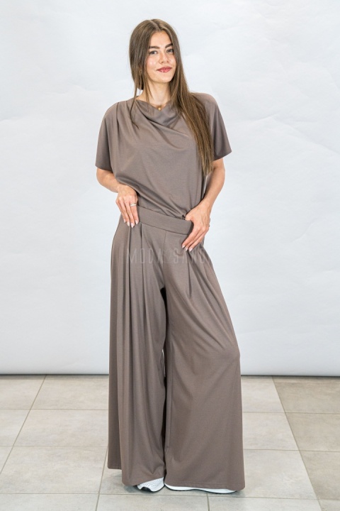 Komplet damski w kolorze jasnego brązu, lużne spodnie + bluzka z lejącym dekoltem - MODA SANOK