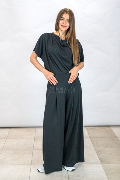 Komplet damski w kolorze czarnym, lużne spodnie + bluzka z lejącym dekoltem - MODA SANOK