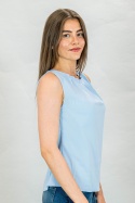 Jednokolorowa bluzka damska w kolorze niebieskim z zakładkami przy dekolcie REGINA - MODA SANOK