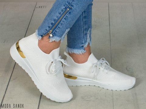 Białe damskie buty sportowe siatka wiązane zdobione złotym elementem Moda Sanok Białe damskie buty sportowe siatka wiązane zdobione złotym elementem Moda Sanok