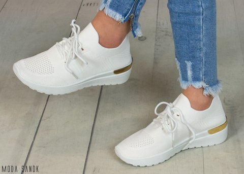 Białe damskie buty sportowe siatka wiązane zdobione złotym elementem Moda Sanok Białe damskie buty sportowe siatka wiązane zdobione złotym elementem Moda Sanok
