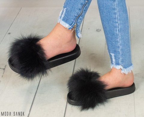 Czarne damskie klapki z futerkiem MODA SANOK Czarne damskie klapki z futerkiem MODA SANOK