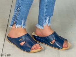 Damskie wsuwane klapki skórzane granatowe KINGA na niskim podeszwie - MODA SANOK