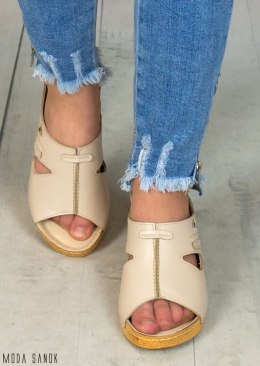 Klapki damskie beżowe ze skóry naturalnej na koturnie KINGA - Moda Sanok